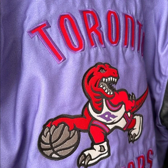 Mitchell & Ness Toronto Raptors Varsity - Picture 15 of 17